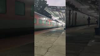 Please don't do this on a moving train | ഓടുന്ന ട്രെയിനിൽ ഒരിക്കലും ഇങ്ങനെ ചെയ്യരുത് 😥🚫 #dangerous