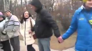 Mariupol residents form a human chain to protect the city