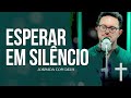 Esperar em silêncio… / Deive Leonardo