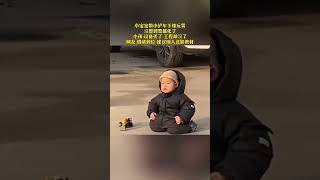 小宝宝带小铲车下楼玩雪沒想到雪都化了小孩设备买了 工程却沒了网友情绪到位!建议纳入北影教材#shorts