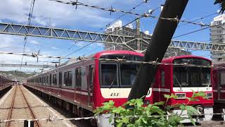 京急線金沢八景駅前の車庫車止めに停車中の、特急品川方面泉岳寺行き1500形1581と8（4＋4）両編成行先表示なし1000形453～456、特急上大岡行き1000形401～404、1500形1565！