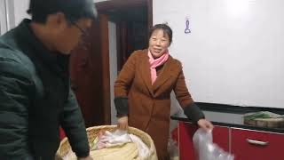 安徽舒城，大嫂晚饭做纯手工挂面和糊粉泡土灶锅巴，真好吃酥脆香