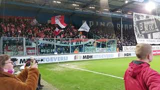 De FC Emmen supporters maken sfeer op De Vijverberg