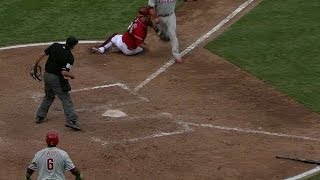 PHI@CIN: Reds team up to nab Ruiz at home