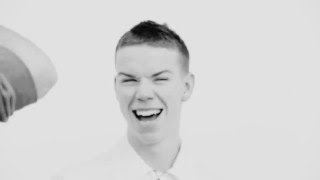 Um retrato de Will Poulter