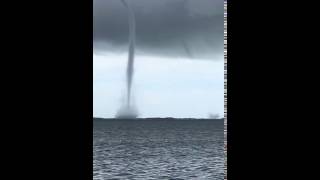 Tornado en Navarre Beach, Florida U:S:A / Epic waterspouts Tornado in Navarre Beach , Florida U.S.A.