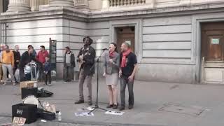 Un musicien de rue chante Bob Marley, une passante s'incruste et fait le show_BuskerReggae LampaFaly