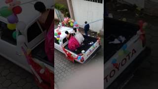 Tirando globos en carnaval😂 y viendo el hermoso desfile de gonzol (ecuador)👍