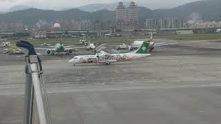 台北松山機場觀景台15：40分拍攝立榮航空ATR72-600酷企鵝彩繪螺旋槳客機，和一架長榮航空噴射客機後推