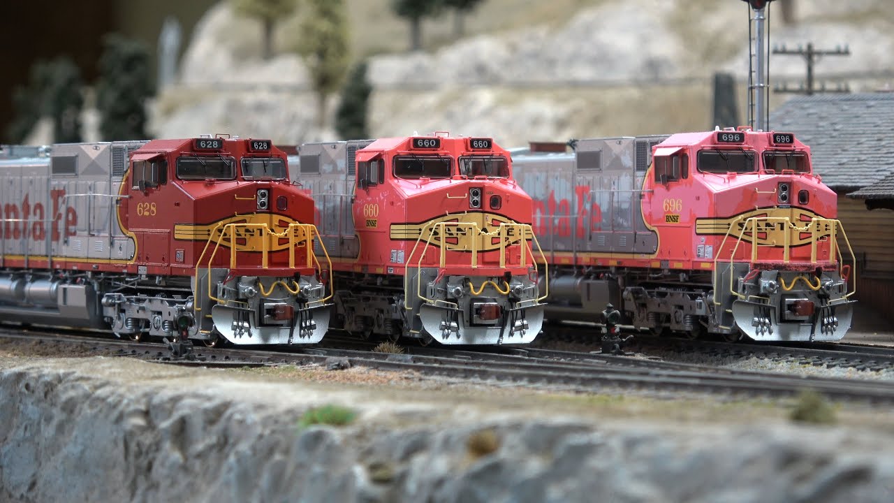 ScaleTrains Rivet Counter GE C44-9W BNSF And ATSF Warbonnet Comparison ...