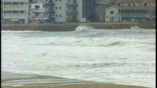 Uncut: Large Waves Crash At Hampton Beach
