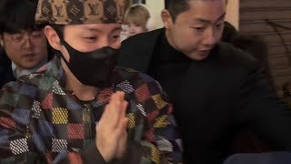 250120 J-HOPE 제이홉 of BTS goes out for dinner at a restaurant and waves to fans in Paris 20.01.2025