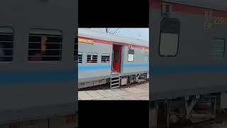 13413 farakka express arriving at jaunpur city with HWH WAP-7 #indianrailways #trains #jaunpur