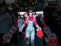 ai机器人镜子街头表演秀。引路人围观，真假难辨。性感美女机器人。ai robot imitation show.sexy beauty robot.