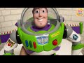 how to replace the buzz lightyear battery at the disney store.ディズニーストアのバズ・ライトイヤーの電池交換方法。