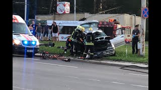 Vaizdai iš kraupios BMW avarijos Vilniuje: vaduojamas žmogus, vairuotojas priešinosi policijai