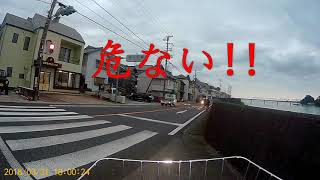 自転車動画 信号待ちがイヤで逆走する自転車少年。危なすぎです!