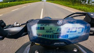 Candeleando a 207 km/h en Yamaha MT07