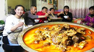 Go home and make stone pot spare ribs for parents to eat, a happy family!