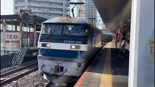 JR貨物EF210形300番台330号機＋空コキ11B（両）が武蔵浦和駅1番線を通過するシーン（臨配8790レ・新A2207・その他）2023.11.2