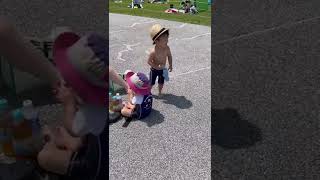 【しゃぼん玉で遊ぶ2歳4ヶ月の双子】フォルムが可愛らしい【双子育児】Twins 2 years and 4 months old playing with soap bubbles