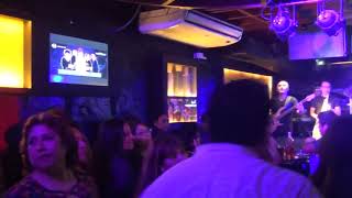 La Chica de Humo & Get Lucky Cover By Johnny Banda Rock (En Hielo Bar)