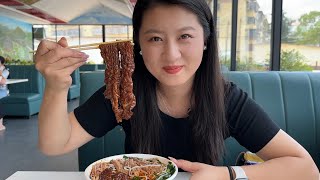 【寻尝姐妹】在昆明宜良吃猪脚米线，点了两个中份加帽，二妹说要多加帽