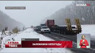 Около сотни машин попали в снежный плен в ВКО