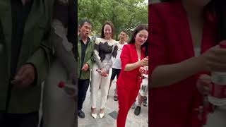 高手在民间！农村大叔和美女一起唱歌，你们觉得唱的怎么样？点赞支持一下吧~#户外唱歌 #农村歌手 #乡村歌手