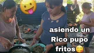 mi mama prepara un Rico y delicioso popitos fritos 😋asi disfrutamos en familia 😋