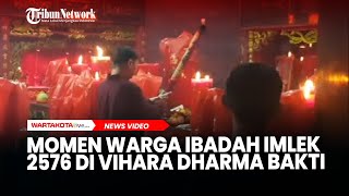 Momen Warga Ibadah Imlek 2576 di Vihara Dharma Bakti, Jakarta