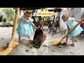 So hardworking... monkey Lyly helped her mother clean up the trash after a strong wind