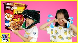 뽀로로 짜장 같이 먹어야자 인기동요 장난감 놀이 Black Noodle Dionosaur Gummy nursery rhyme song for kids[제이제이 튜브-JJ tube]