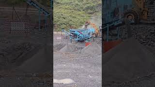 BTMA mobile box crusher with vibrating feeder and conveyor and vibrating screen.  #machine #crusher