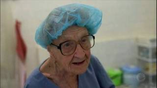 Cirurgiã de quase 90 anos de idade realiza em média quatro cirurgias por dia