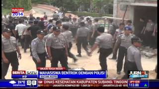 Mahasiswa dan Polisi Bentrok di Depan Pemkot Batam