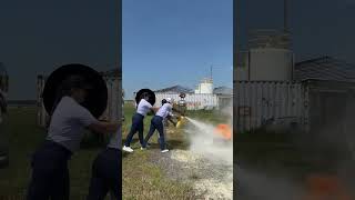 Nuestros alumnos aprendieron el manejo de extintores con los expertos bomberos aeronáuticos  🧯👩‍🚒