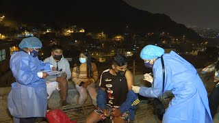 En Lima vacunan de noche contra el covid-19 | AFP