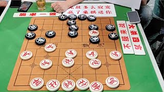 象棋大师孙浩宇街头摆摊，请来神秘美女炫耀招牌，棋友：太嚣张了