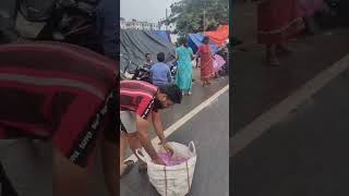 My office collegue family helping flood affected area in vijayawada 🙏🙏🙏#flood#vijayawada#2024