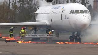 На території львівського аеропорту рятувальники провели навчання із гасіння повітряних суден
