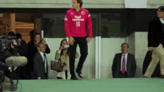 Llegada de Diego Forlán a Osaka