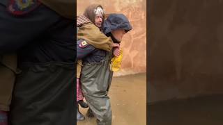 В Г. Орск спасатели вытаскивают людей из затопленных домов