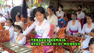 Penabuh putri Kenceng Nyakcak