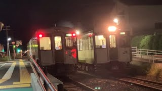 JR東日本 北上線 キハ100同士の列車交換風景、上下線同時発車。