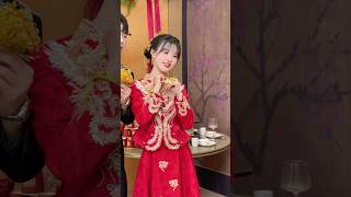 The bride wears gold around her neck #shortvideo #gold #wedding #beautiful #shortvideos