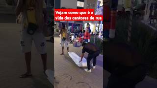 Vejam como que é a vida dos cantores de rua