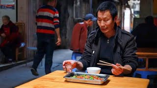 Dad eats hot pepper fried intestines, it tastes delicious!