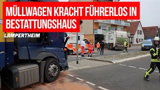 Fahrerloser Lkw kracht  in Lampertheim nach Kollision in Bestattungshaus