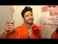 mahakumbh 2025 परिवार संग महाकुंभ पहुंचे bollywood actor vidyut jamwal बताया अध्यात्म का महत्व